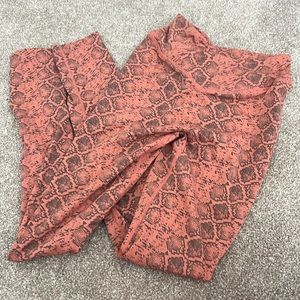 V cut scrunch butt leggings